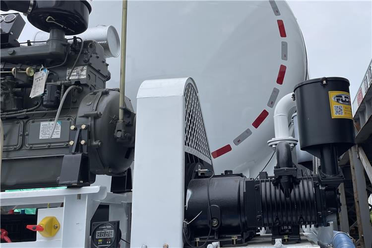 TITAN 4 Axle Bulker Cement Tanker Trailer for Sale In Zambia - Tanksemi: bilde 3 TITAN 4 Axle Bulker Cement Tanker Trailer for Sale In Zambia - Tanksemi: bilde 3