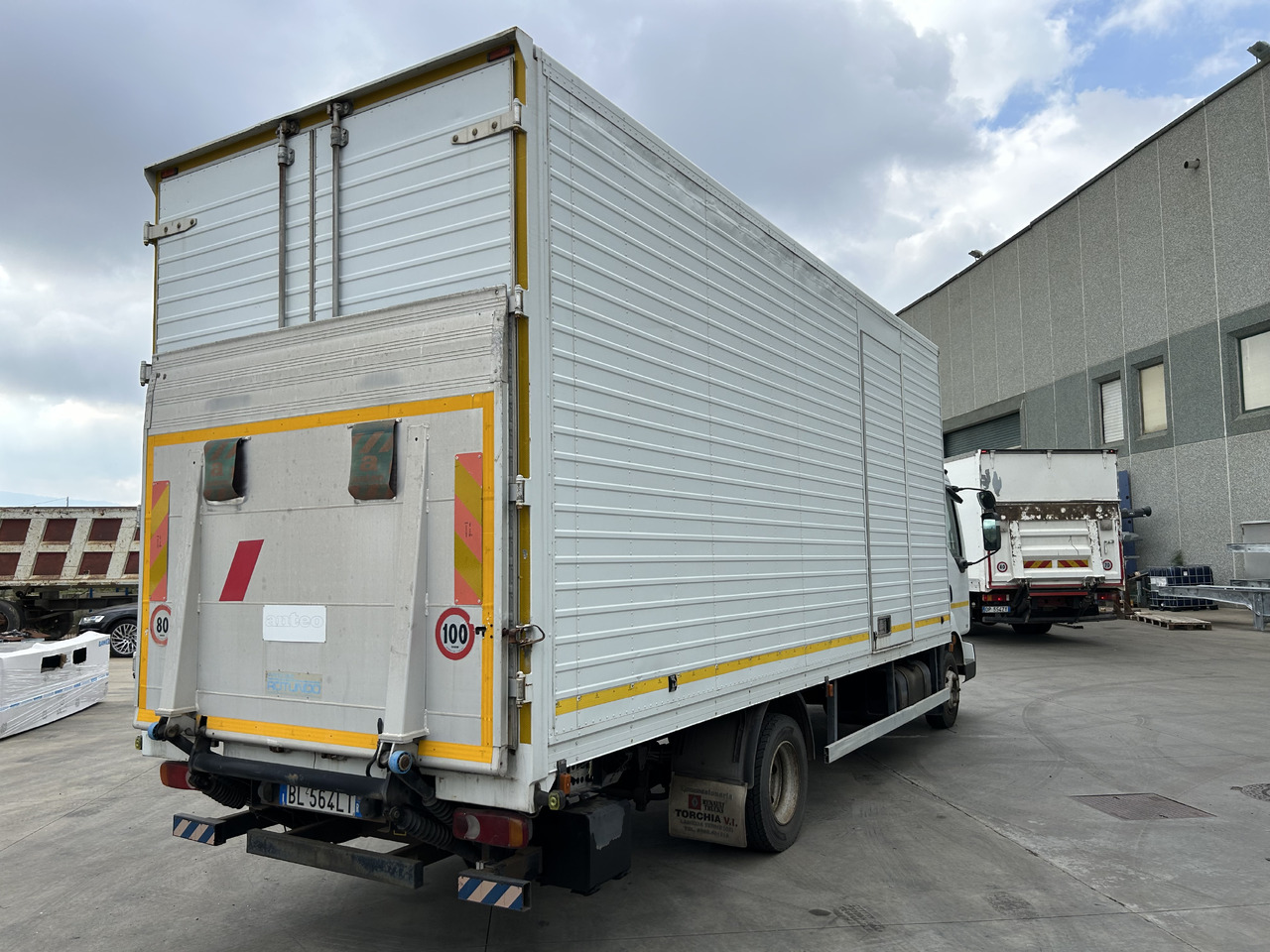 RENAULT Midlum 180 con furgonatarura e sponda - Skapbil: bilde 3 RENAULT Midlum 180 con furgonatarura e sponda - Skapbil: bilde 3