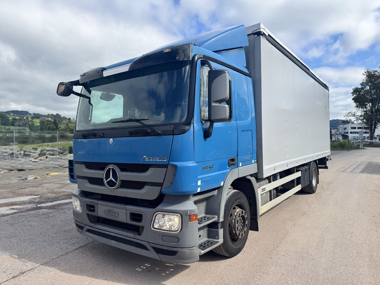 MERCEDES-BENZ Actros 1836 4x2 Blache-Hebebühne - Kapellbil: bilde 1 MERCEDES-BENZ Actros 1836 4x2 Blache-Hebebühne - Kapellbil: bilde 1