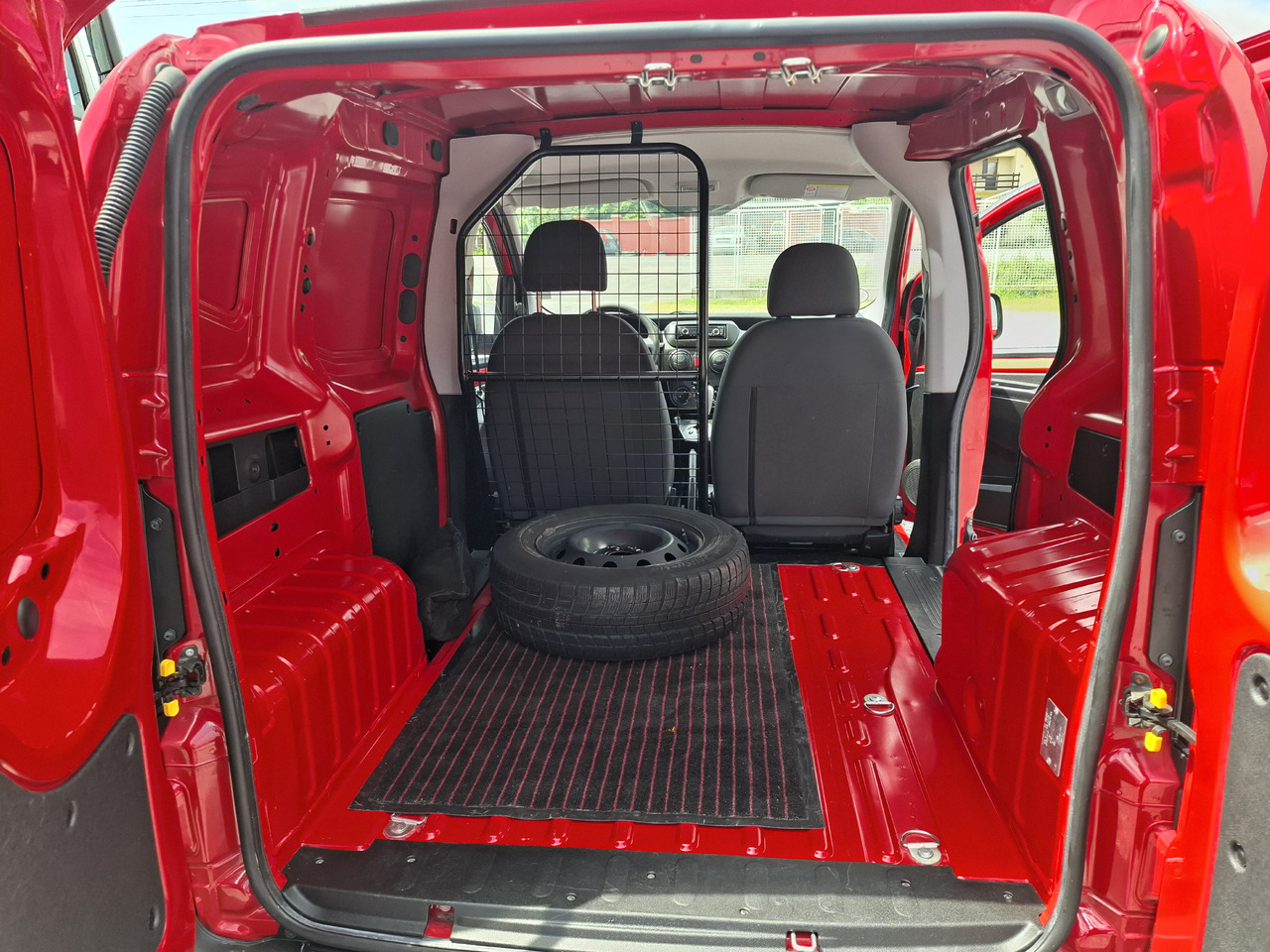 Leie PEUGEOT Peugeot Bipper 1.3 HDI PEUGEOT Peugeot Bipper 1.3 HDI: bilde 7 Leie PEUGEOT Peugeot Bipper 1.3 HDI PEUGEOT Peugeot Bipper 1.3 HDI: bilde 7