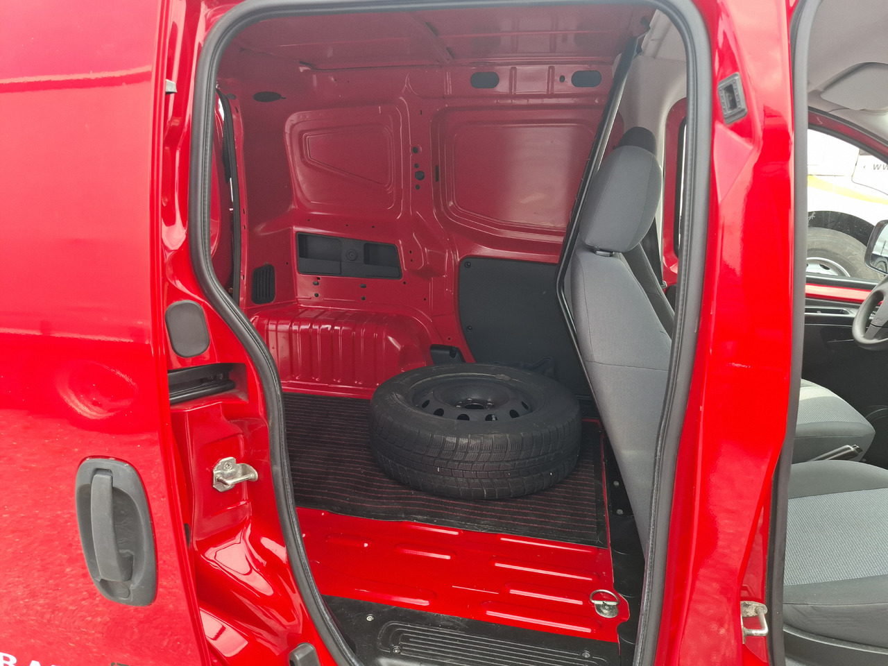 Leie PEUGEOT Peugeot Bipper 1.3 HDI PEUGEOT Peugeot Bipper 1.3 HDI: bilde 8 Leie PEUGEOT Peugeot Bipper 1.3 HDI PEUGEOT Peugeot Bipper 1.3 HDI: bilde 8