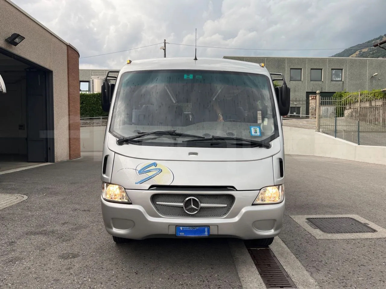 Mercedes-Benz MB 818 S - Turistbuss: bilde 2 Mercedes-Benz MB 818 S - Turistbuss: bilde 2