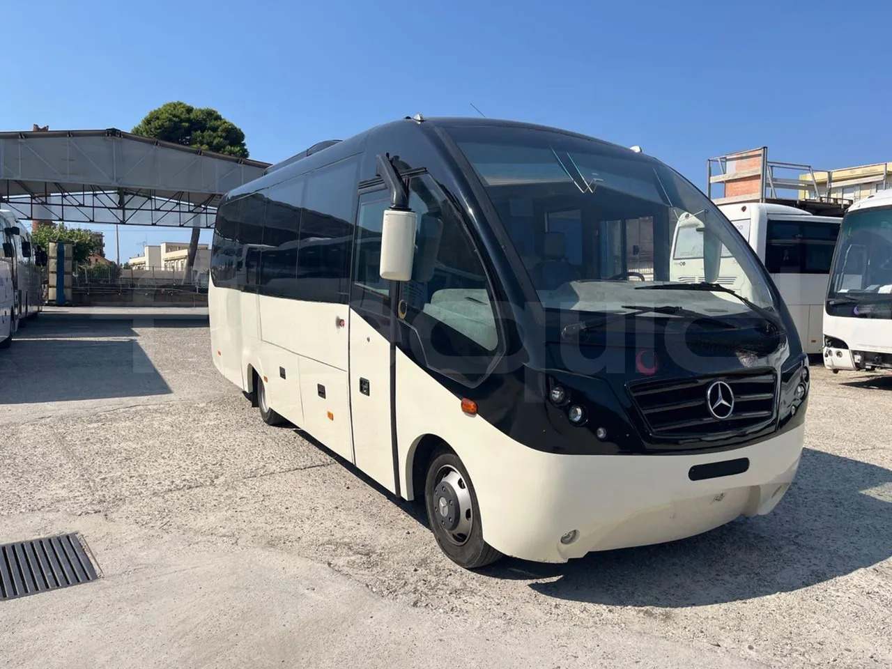 Mercedes-Benz MB 818 S - Turistbuss: bilde 1 Mercedes-Benz MB 818 S - Turistbuss: bilde 1