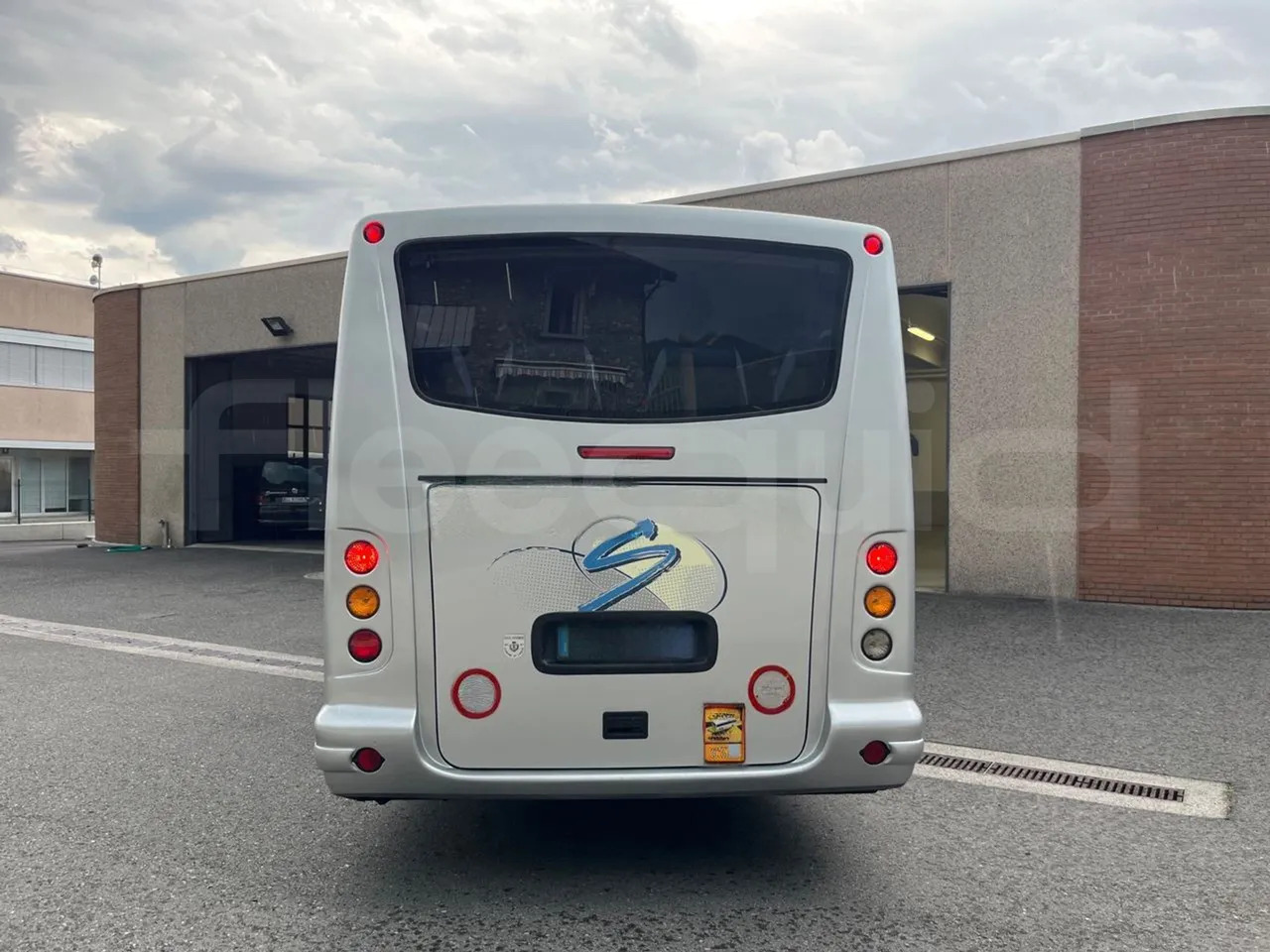 Mercedes-Benz MB 818 S - Turistbuss: bilde 5 Mercedes-Benz MB 818 S - Turistbuss: bilde 5