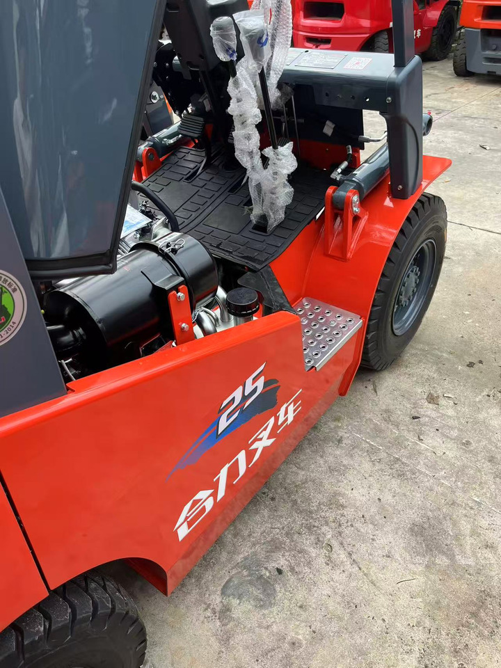 Heli brand new 2.5T diesel forklift famous China brand (Clamp available) - Dieseltruck: bilde 2 Heli brand new 2.5T diesel forklift famous China brand (Clamp available) - Dieseltruck: bilde 2