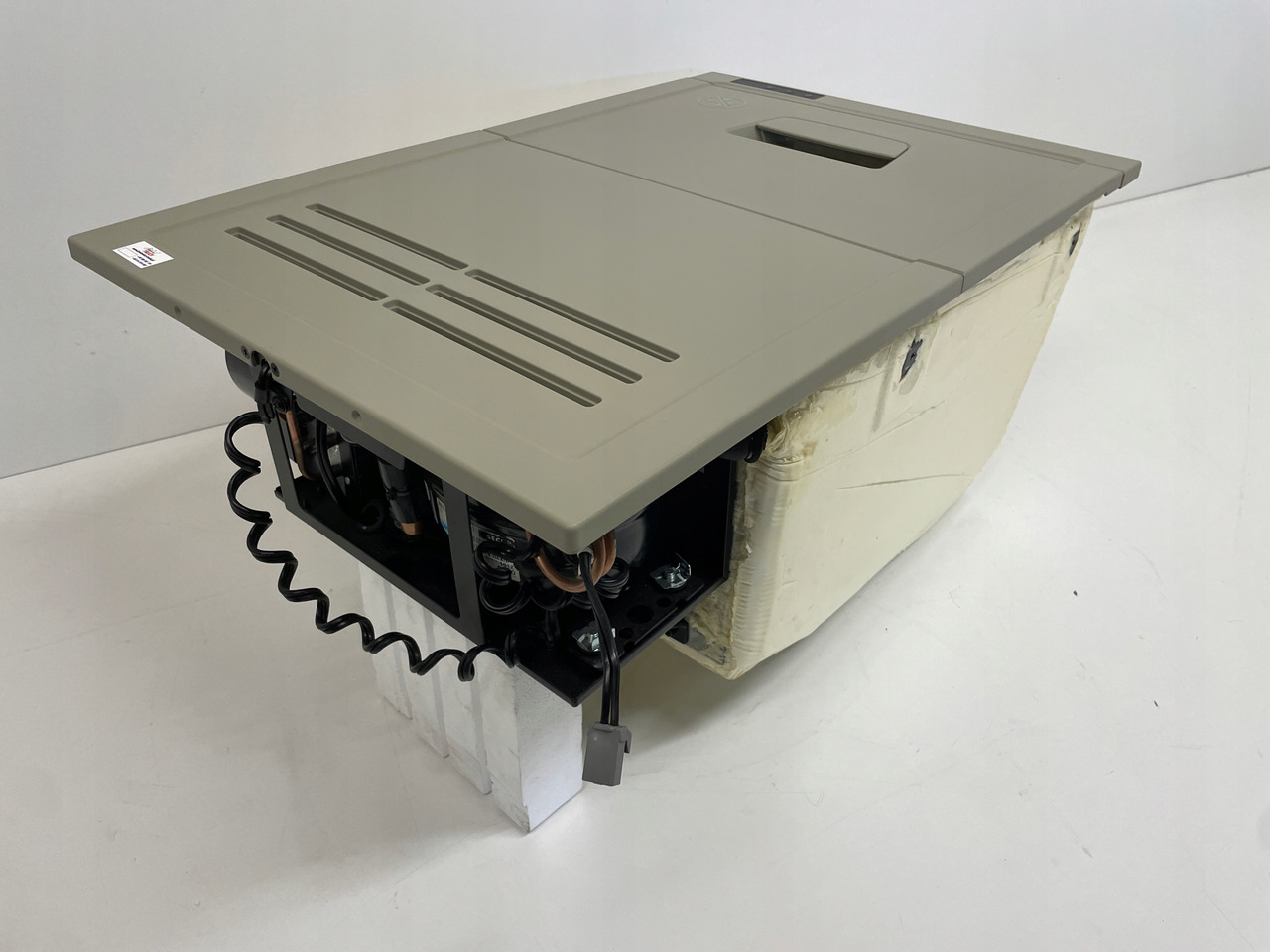 LODÓWKA CHŁODZIARKA VOLVO FH4 FH 4 P82174077 - Førerhus og interiør for Lastebil: bilde 3 LODÓWKA CHŁODZIARKA VOLVO FH4 FH 4 P82174077 - Førerhus og interiør for Lastebil: bilde 3