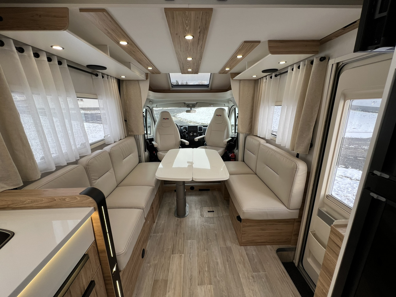 Pilote Pacific P696D Hubbett - Solar - Markise - Halvintegrert bobil: bilde 3 Pilote Pacific P696D Hubbett - Solar - Markise - Halvintegrert bobil: bilde 3