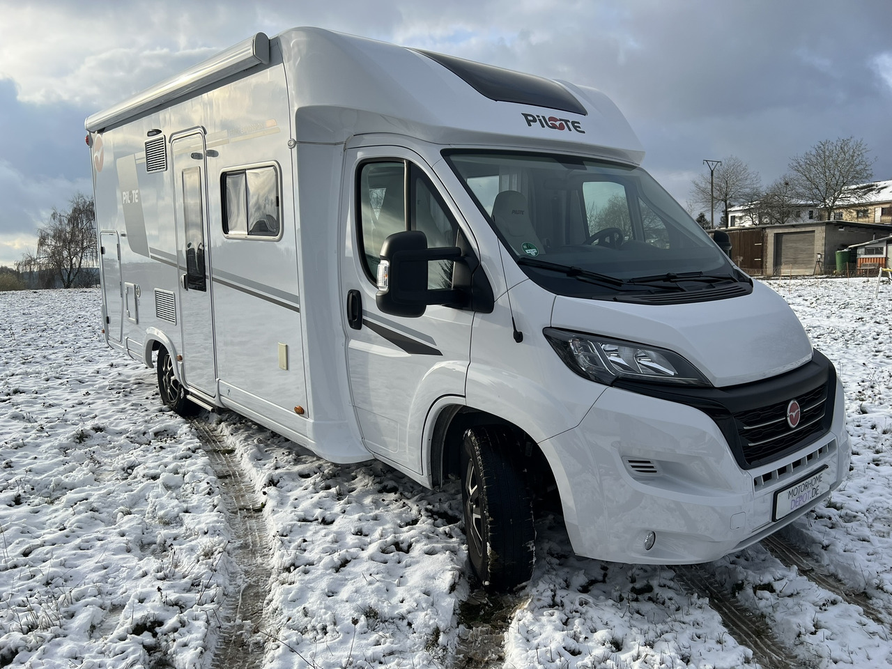 Pilote Pacific P696D Hubbett - Solar - Markise - Halvintegrert bobil: bilde 1 Pilote Pacific P696D Hubbett - Solar - Markise - Halvintegrert bobil: bilde 1