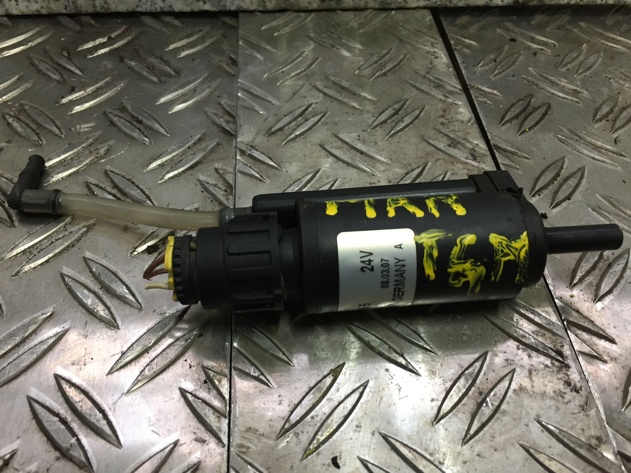 Gebrauchter Scheibenwaschmotor MAN TGM 15.280, Artikel - Nr.: 81.26485-6033 - Frontrute for Lastebil: bilde 1 Gebrauchter Scheibenwaschmotor MAN TGM 15.280, Artikel - Nr.: 81.26485-6033 - Frontrute for Lastebil: bilde 1