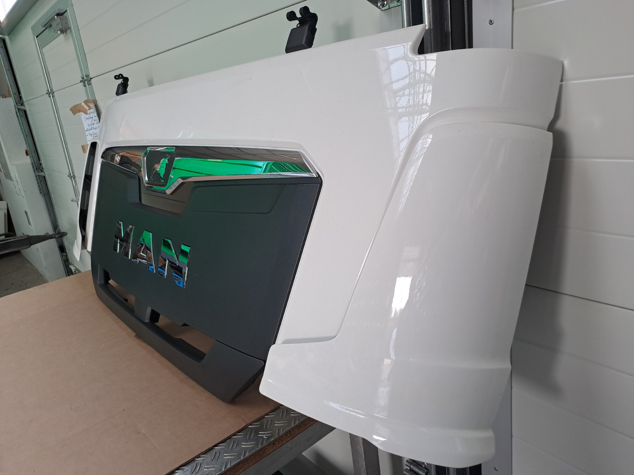 Neuwertige Frontklappe, silber, schmal MAN TGL / TGM / TG3, Artikel - Nr.: 81.61110 - 6123 - Panser for Lastebil: bilde 1 Neuwertige Frontklappe, silber, schmal MAN TGL / TGM / TG3, Artikel - Nr.: 81.61110 - 6123 - Panser for Lastebil: bilde 1