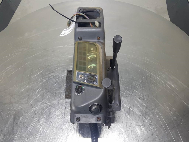 Komatsu PW 75/95 (FAI) - Dashboard/Console/Konsole - Førerhus og interiør for Bygg og anlegg: bilde 3 Komatsu PW 75/95 (FAI) - Dashboard/Console/Konsole - Førerhus og interiør for Bygg og anlegg: bilde 3