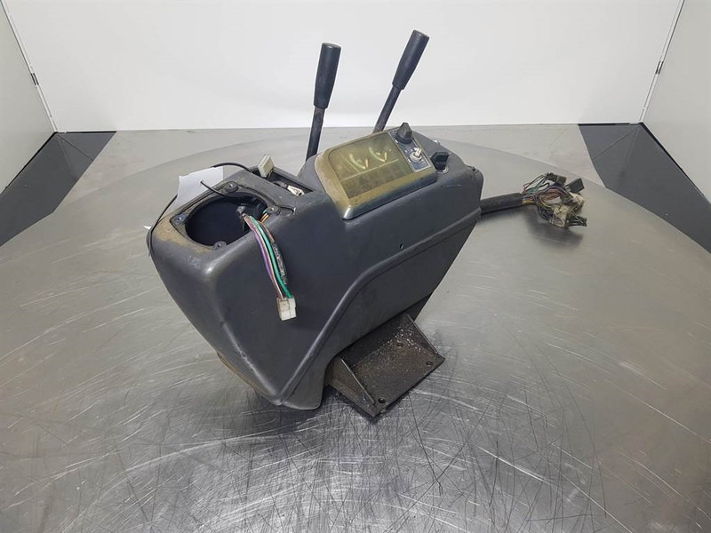 Komatsu PW 75/95 (FAI) - Dashboard/Console/Konsole - Førerhus og interiør for Bygg og anlegg: bilde 4 Komatsu PW 75/95 (FAI) - Dashboard/Console/Konsole - Førerhus og interiør for Bygg og anlegg: bilde 4