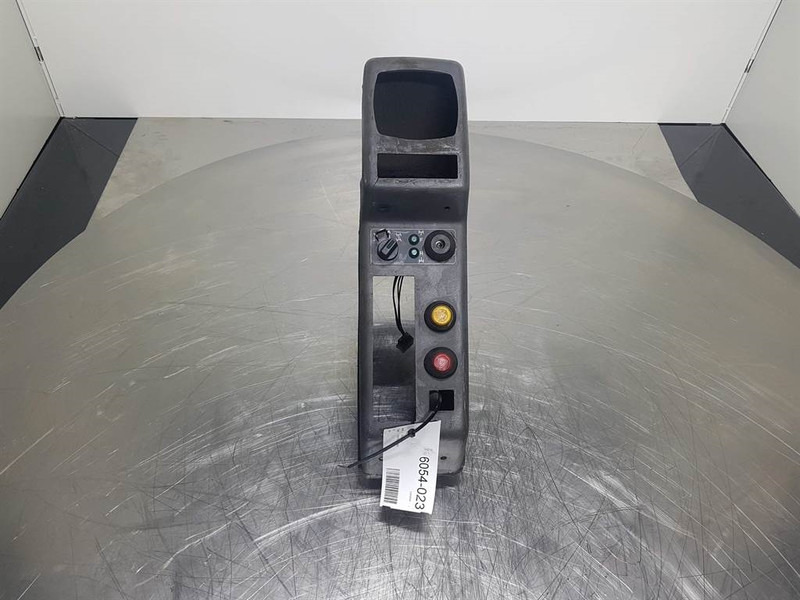 Komatsu PW 75/95 (FAI) - Dashboard/Console/Konsole - Førerhus og interiør for Bygg og anlegg: bilde 2 Komatsu PW 75/95 (FAI) - Dashboard/Console/Konsole - Førerhus og interiør for Bygg og anlegg: bilde 2