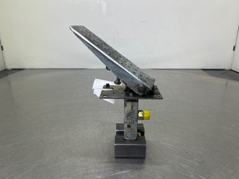 Terex TW150-Atlas 6049419/6047885-Gas pedal - Førerhus og interiør for Bygg og anlegg: bilde 2 Terex TW150-Atlas 6049419/6047885-Gas pedal - Førerhus og interiør for Bygg og anlegg: bilde 2