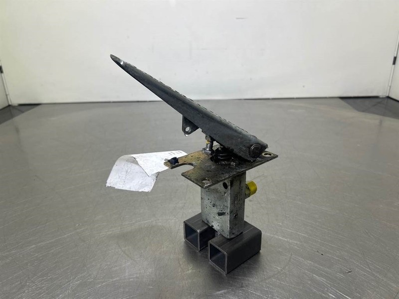 Terex TW150-Atlas 6049419/6047885-Gas pedal - Førerhus og interiør for Bygg og anlegg: bilde 3 Terex TW150-Atlas 6049419/6047885-Gas pedal - Førerhus og interiør for Bygg og anlegg: bilde 3