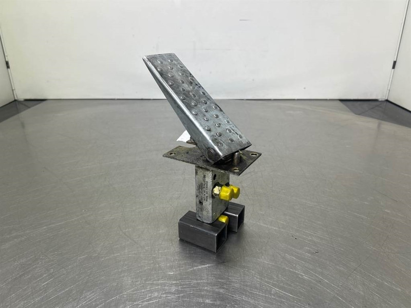 Terex TW150-Atlas 6049419/6047885-Gas pedal - Førerhus og interiør for Bygg og anlegg: bilde 1 Terex TW150-Atlas 6049419/6047885-Gas pedal - Førerhus og interiør for Bygg og anlegg: bilde 1