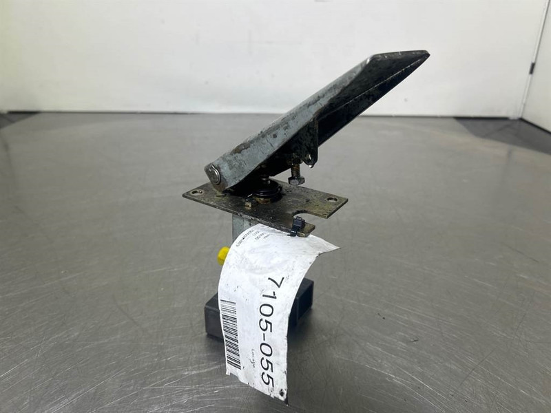 Terex TW150-Atlas 6049419/6047885-Gas pedal - Førerhus og interiør for Bygg og anlegg: bilde 4 Terex TW150-Atlas 6049419/6047885-Gas pedal - Førerhus og interiør for Bygg og anlegg: bilde 4