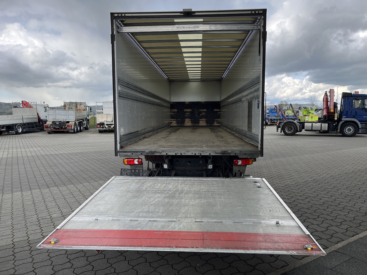 Iveco 120E25 Eurocargo 4x2 Koffer | Ladebordwand - Skapbil: bilde 2 Iveco 120E25 Eurocargo 4x2 Koffer | Ladebordwand - Skapbil: bilde 2