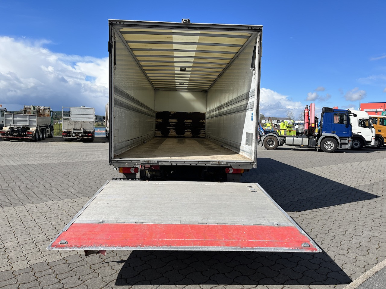 Iveco 120E25 Eurocargo 4x2 Koffer | Ladebordwand - Skapbil: bilde 2 Iveco 120E25 Eurocargo 4x2 Koffer | Ladebordwand - Skapbil: bilde 2