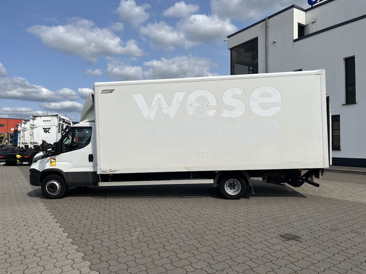 Iveco 70C18 Daily Koffer mit Ladebordwand - Varebil med skap: bilde 2 Iveco 70C18 Daily Koffer mit Ladebordwand - Varebil med skap: bilde 2