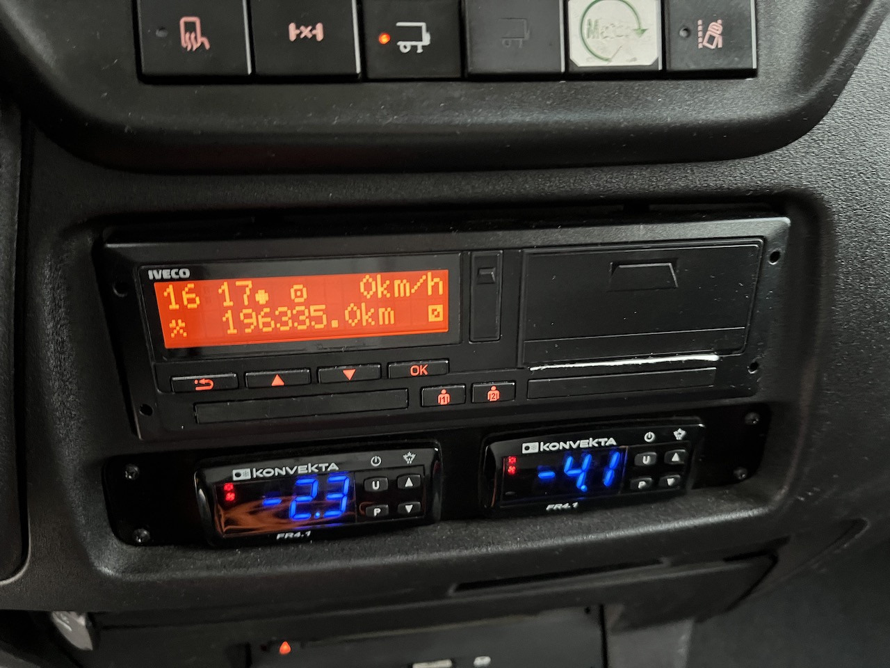 Iveco 70C18 Daily Tiefkühlkoffer mit Ladebordwand - Kjølebil: bilde 2 Iveco 70C18 Daily Tiefkühlkoffer mit Ladebordwand - Kjølebil: bilde 2