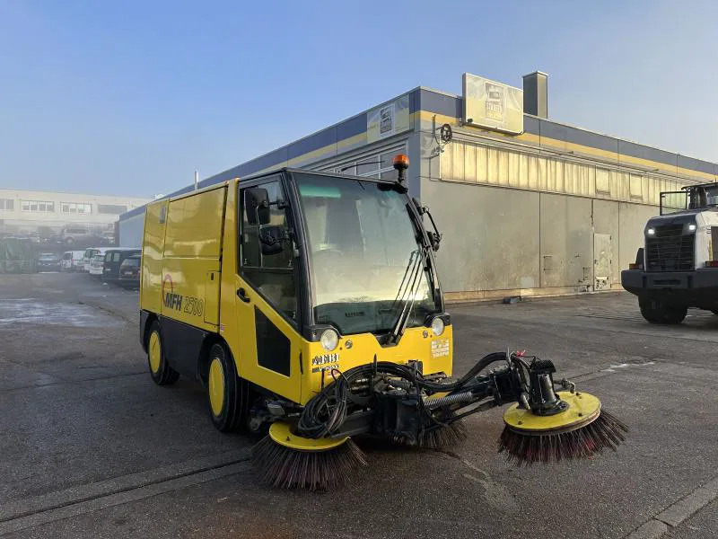 Diversen MFH 2500 Kehrmaschine Klima 3 Besen AEBI MATEC MFH 2500 Kehrmaschine Klima 3 Besen - Industriell feiemaskin: bilde 2 Diversen MFH 2500 Kehrmaschine Klima 3 Besen AEBI MATEC MFH 2500 Kehrmaschine Klima 3 Besen - Industriell feiemaskin: bilde 2