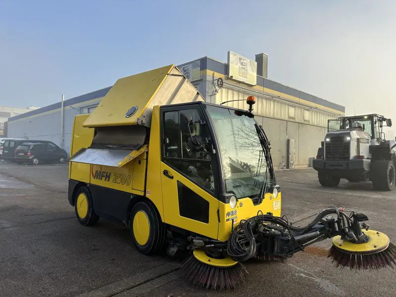 Diversen MFH 2500 Kehrmaschine Klima 3 Besen AEBI MATEC MFH 2500 Kehrmaschine Klima 3 Besen - Industriell feiemaskin: bilde 1 Diversen MFH 2500 Kehrmaschine Klima 3 Besen AEBI MATEC MFH 2500 Kehrmaschine Klima 3 Besen - Industriell feiemaskin: bilde 1