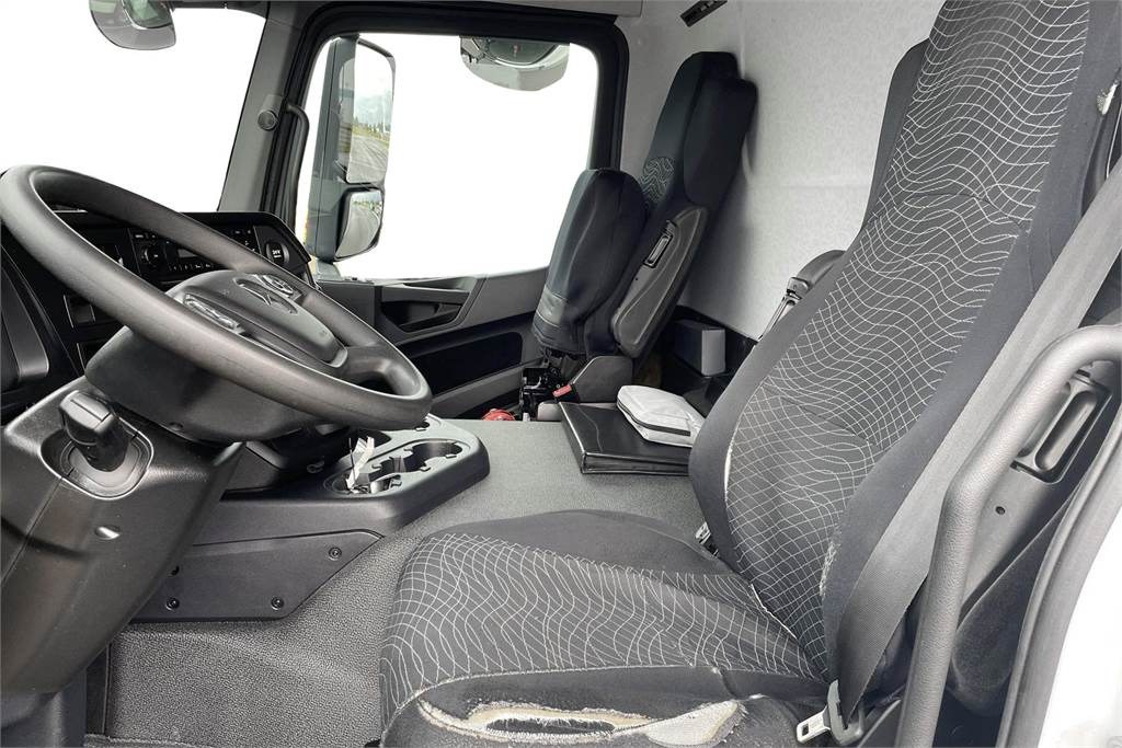 Interior photo 1: Isotermisk lastebil Mercedes-Benz Actros 1827 4x2 8,7m umpikori+PL nostin