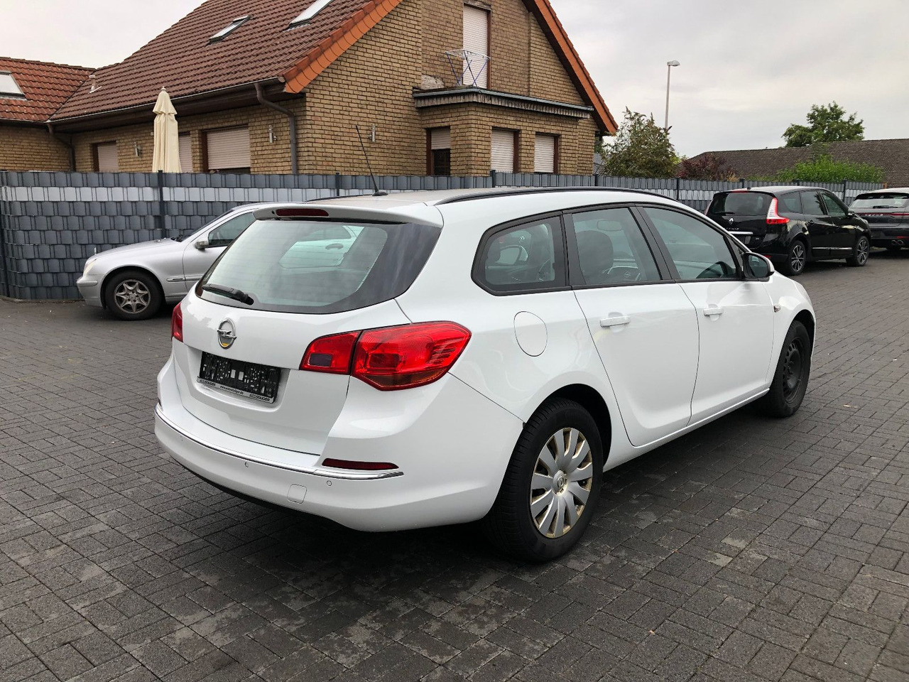Opel Astra J 1.6 CDTi Sports Tourer Edition - Stasjonsvogn: bilde 2 Opel Astra J 1.6 CDTi Sports Tourer Edition - Stasjonsvogn: bilde 2