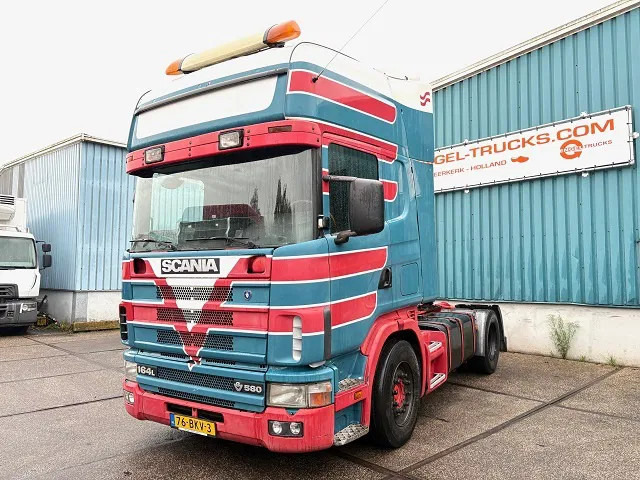 Scania R164-580 V8 TOPLINE COLLECTORS ITEM!! / APK 10-2026!! (12+2 MANUAL GEARBOX / RETARDER / AIRCONDITIONING / 2x TANK / ETC.) - Trekkvogn: bilde 1 Scania R164-580 V8 TOPLINE COLLECTORS ITEM!! / APK 10-2026!! (12+2 MANUAL GEARBOX / RETARDER / AIRCONDITIONING / 2x TANK / ETC.) - Trekkvogn: bilde 1