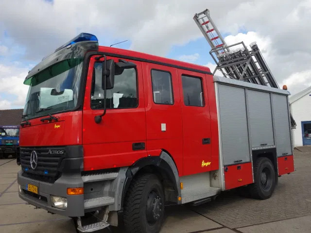 Mercedes-Benz Actros 1831 4X4 ZIEGLER BOMBEROS POMP,2500 L TANK - Brannbil: bilde 3 Mercedes-Benz Actros 1831 4X4 ZIEGLER BOMBEROS POMP,2500 L TANK - Brannbil: bilde 3