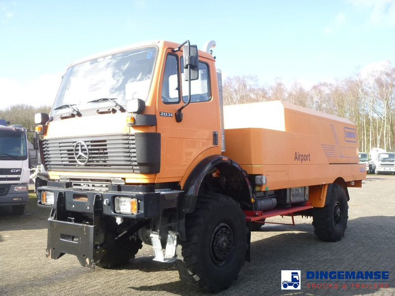 Mercedes-Benz SK 2031 4x4x4 Schmidt CJS9 airport sweeper snow plough - Brøytebil: bilde 4 Mercedes-Benz SK 2031 4x4x4 Schmidt CJS9 airport sweeper snow plough - Brøytebil: bilde 4