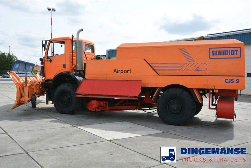 Mercedes-Benz SK 2031 4x4x4 Schmidt CJS9 airport sweeper snow plough - Brøytebil: bilde 2 Mercedes-Benz SK 2031 4x4x4 Schmidt CJS9 airport sweeper snow plough - Brøytebil: bilde 2