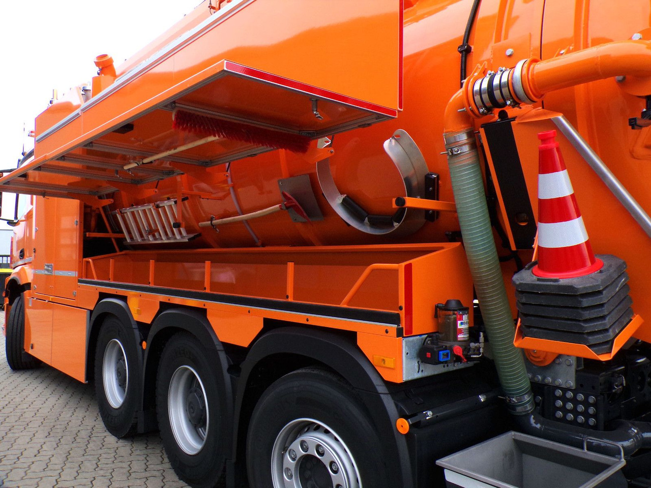 Mercedes-Benz Arocs 3551 8x4 Müller 16mCanalmaster F160EWA WRG - Vakuum lastebil: bilde 5 Mercedes-Benz Arocs 3551 8x4 Müller 16mCanalmaster F160EWA WRG - Vakuum lastebil: bilde 5