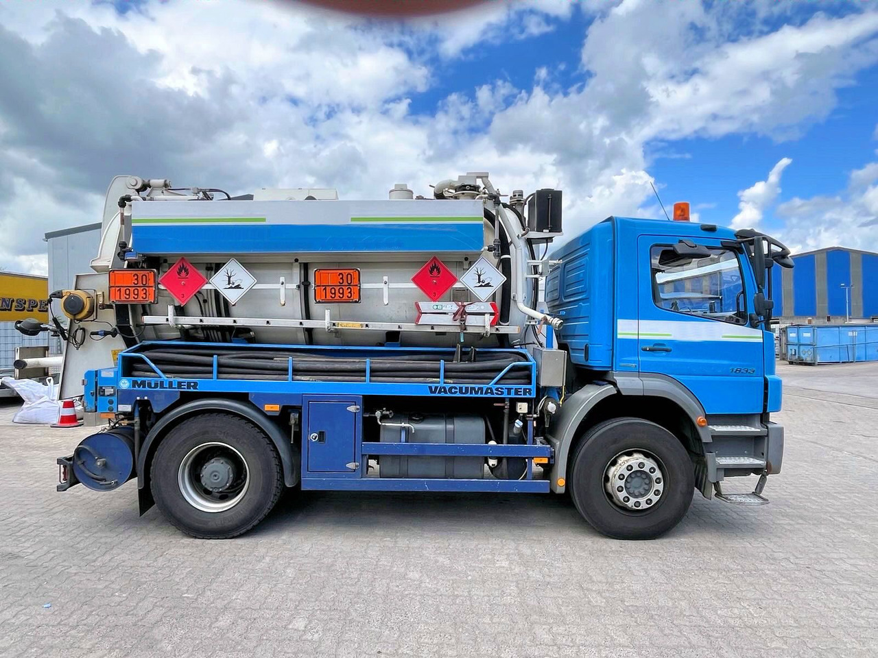 Mercedes-Benz Axor 1833 Müller 9,5m³ Saug u.Druck+HD-Spül +ADR - Vakuum lastebil: bilde 1 Mercedes-Benz Axor 1833 Müller 9,5m³ Saug u.Druck+HD-Spül +ADR - Vakuum lastebil: bilde 1