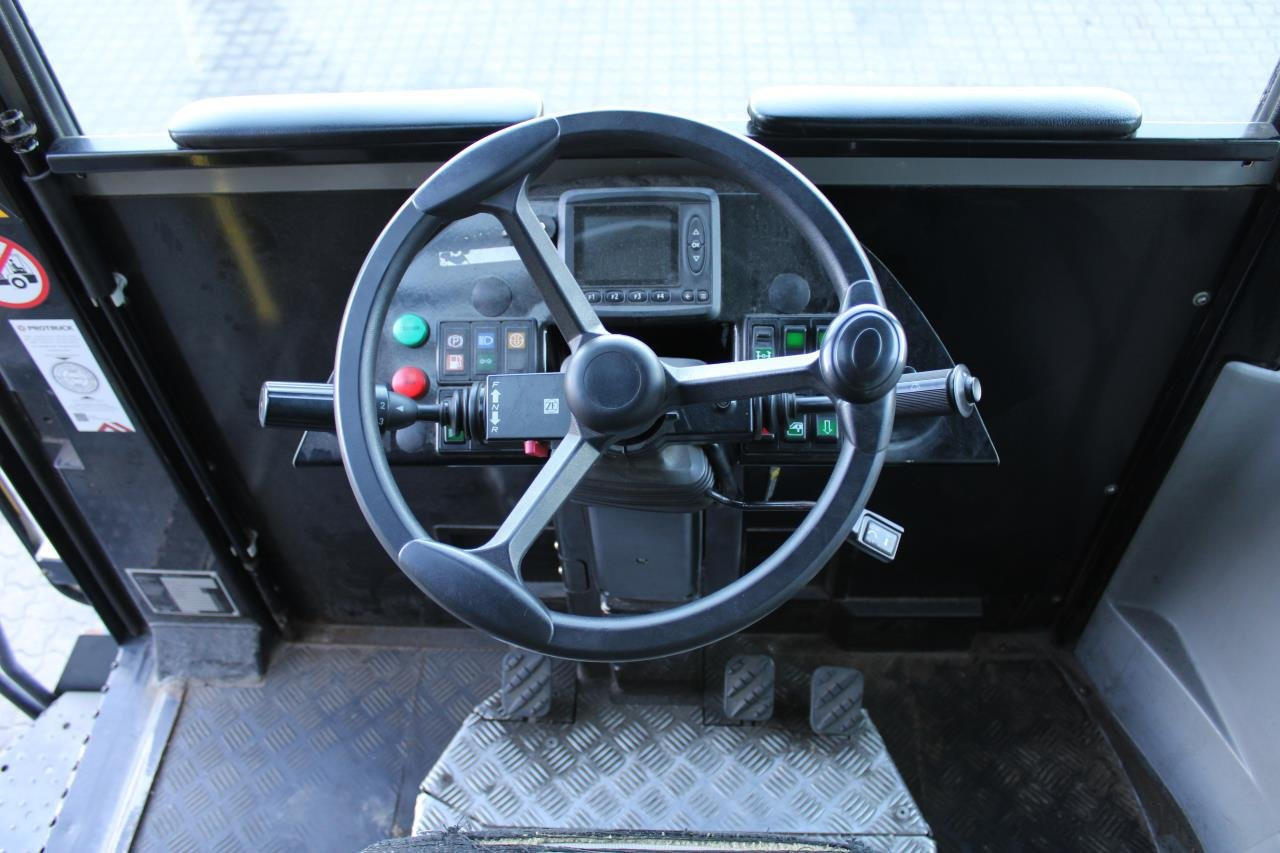 MOL RM255 4X4 - Terminaltraktor: bilde 4 MOL RM255 4X4 - Terminaltraktor: bilde 4