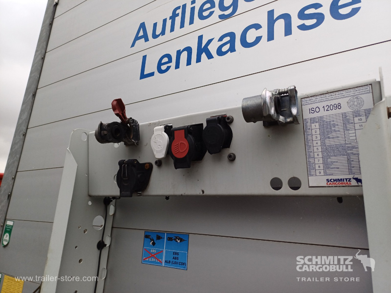 SCHMITZ Auflieger Curtainsider Standard Forklift holder - Gardintrailer: bilde 2 SCHMITZ Auflieger Curtainsider Standard Forklift holder - Gardintrailer: bilde 2