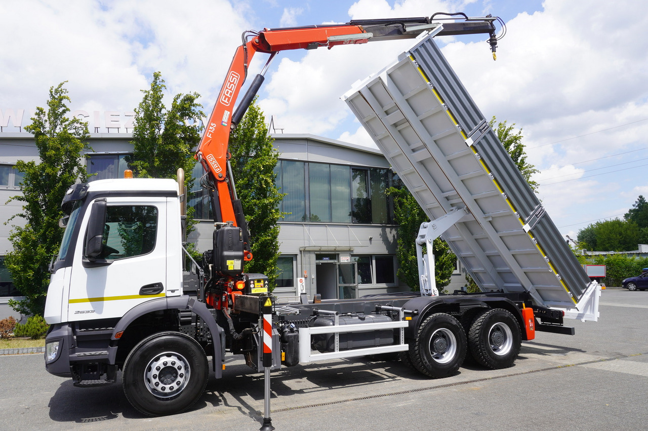 MERCEDES-BENZ AROCS 2633 6x4 / 5.5 T crane FASSI F135 / Tipper 15 EPAL - Kranbil: bilde 5 MERCEDES-BENZ AROCS 2633 6x4 / 5.5 T crane FASSI F135 / Tipper 15 EPAL - Kranbil: bilde 5