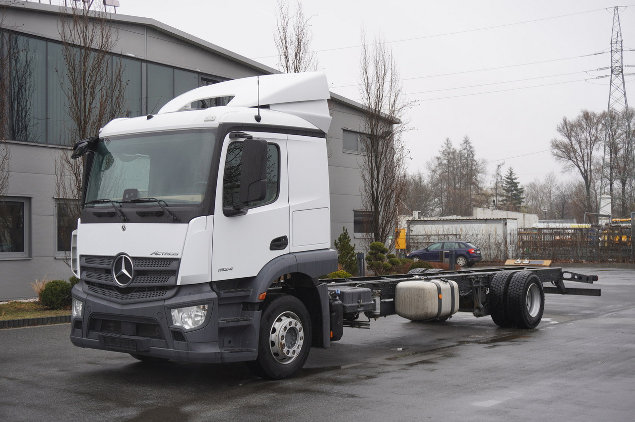 MERCEDES-BENZ Actros 1824 / 9.1 m chassis / sleeping cabin - Chassis lastebil: bilde 1 MERCEDES-BENZ Actros 1824 / 9.1 m chassis / sleeping cabin - Chassis lastebil: bilde 1