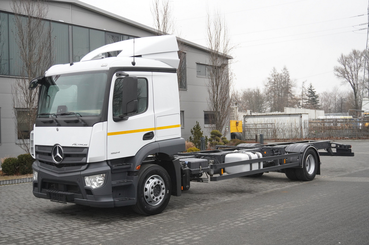 MERCEDES-BENZ Actros 1824 / 9.1 m chassis / sleeping cabin - Chassis lastebil: bilde 2 MERCEDES-BENZ Actros 1824 / 9.1 m chassis / sleeping cabin - Chassis lastebil: bilde 2