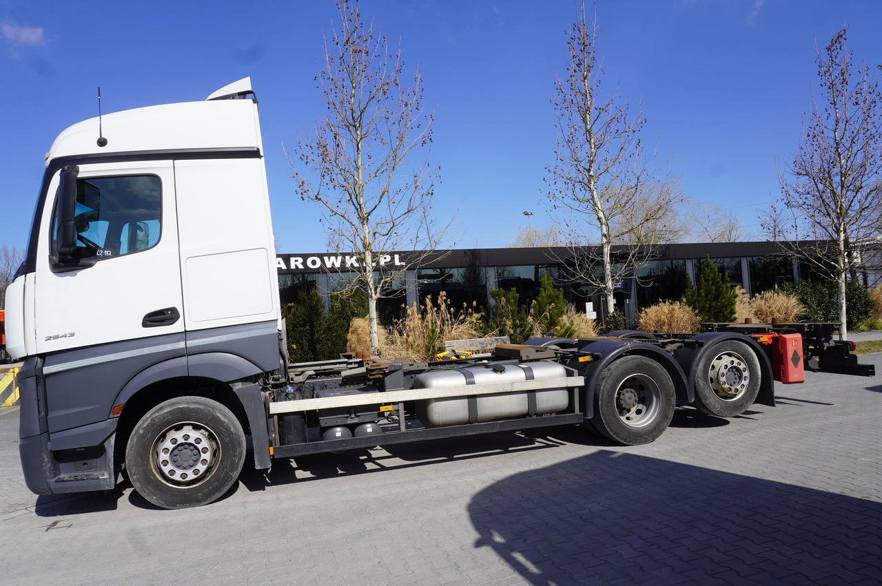 MERCEDES-BENZ Actros 2543 / BDF / Retarder / sleeping cabin - Container-transport/ Vekselflak lastebil: bilde 3 MERCEDES-BENZ Actros 2543 / BDF / Retarder / sleeping cabin - Container-transport/ Vekselflak lastebil: bilde 3