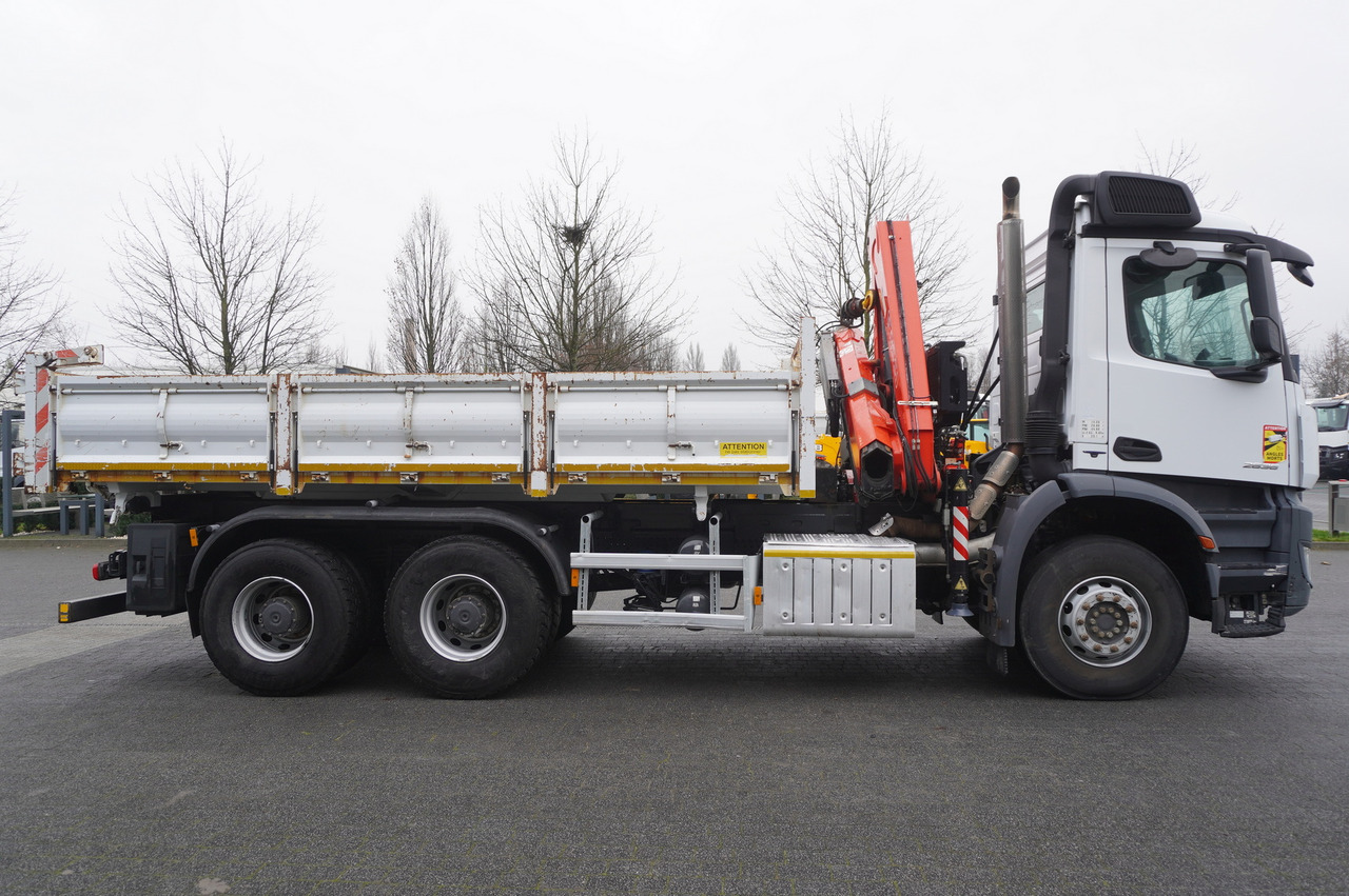 MERCEDES-BENZ Arocs 2636 6x4 / 2-way tipper / Fassi F135A.0.23 / remote control / Rotator - Tippbil, Kranbil: bilde 3 MERCEDES-BENZ Arocs 2636 6x4 / 2-way tipper / Fassi F135A.0.23 / remote control / Rotator - Tippbil, Kranbil: bilde 3