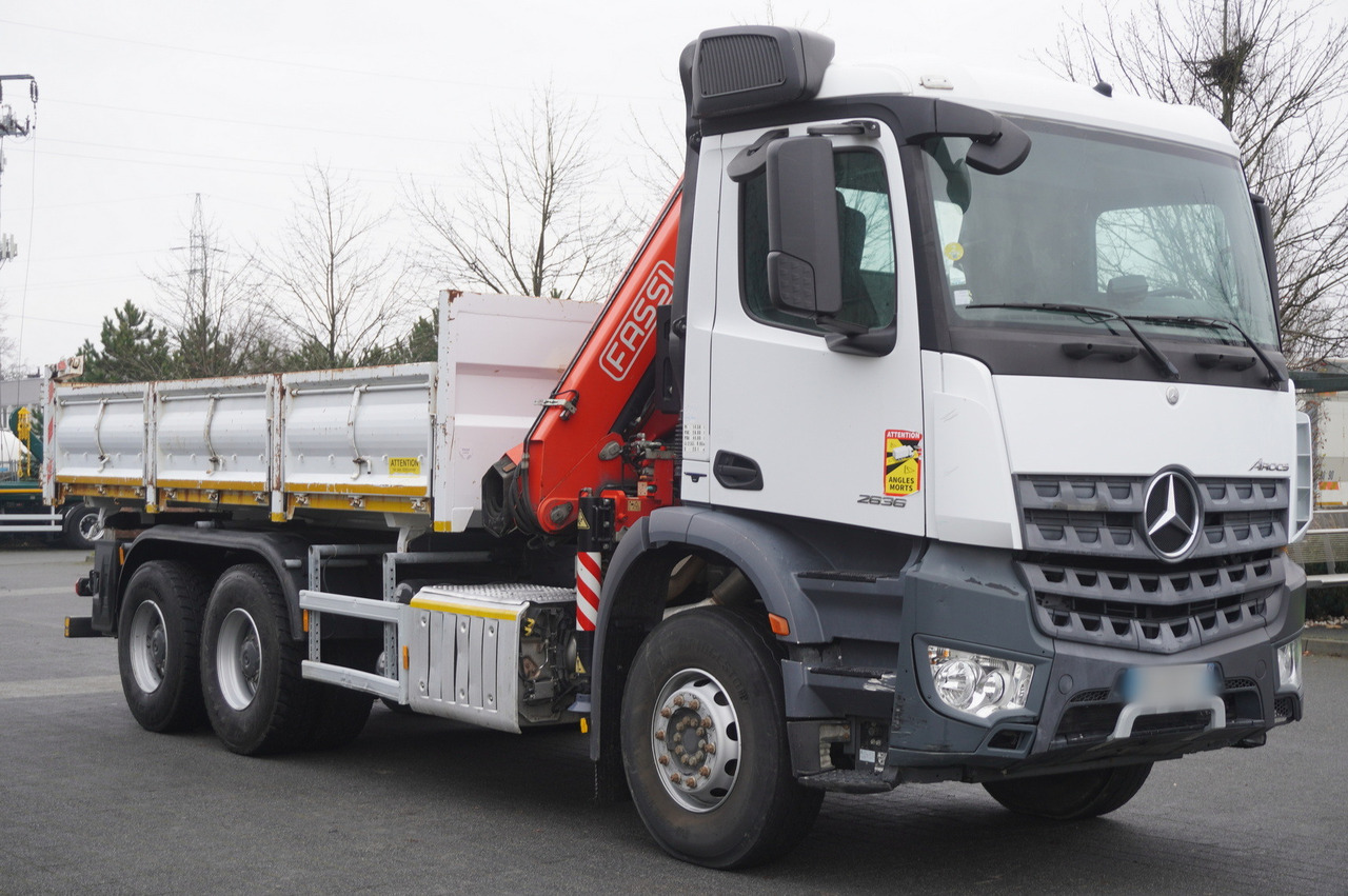 MERCEDES-BENZ Arocs 2636 6x4 / 2-way tipper / Fassi F135A.0.23 / remote control / Rotator - Tippbil, Kranbil: bilde 2 MERCEDES-BENZ Arocs 2636 6x4 / 2-way tipper / Fassi F135A.0.23 / remote control / Rotator - Tippbil, Kranbil: bilde 2
