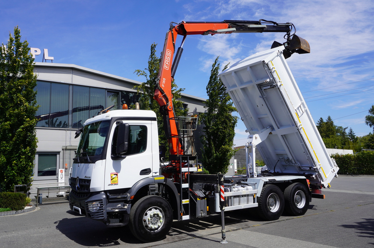 MERCEDES-BENZ Arocs 2636 / 6x4 / HDS Fassi / 3-Way Tipper / Bortmatic - Tippbil, Kranbil: bilde 1 MERCEDES-BENZ Arocs 2636 / 6x4 / HDS Fassi / 3-Way Tipper / Bortmatic - Tippbil, Kranbil: bilde 1