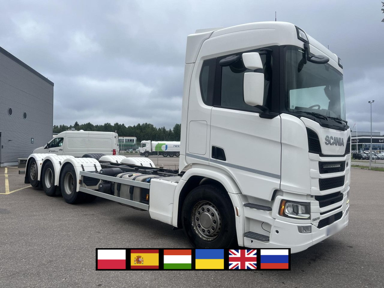SCANIA R560 B8x4*4 / Chassis / sleeper cab / Power take-off - Chassis lastebil: bilde 1 SCANIA R560 B8x4*4 / Chassis / sleeper cab / Power take-off - Chassis lastebil: bilde 1