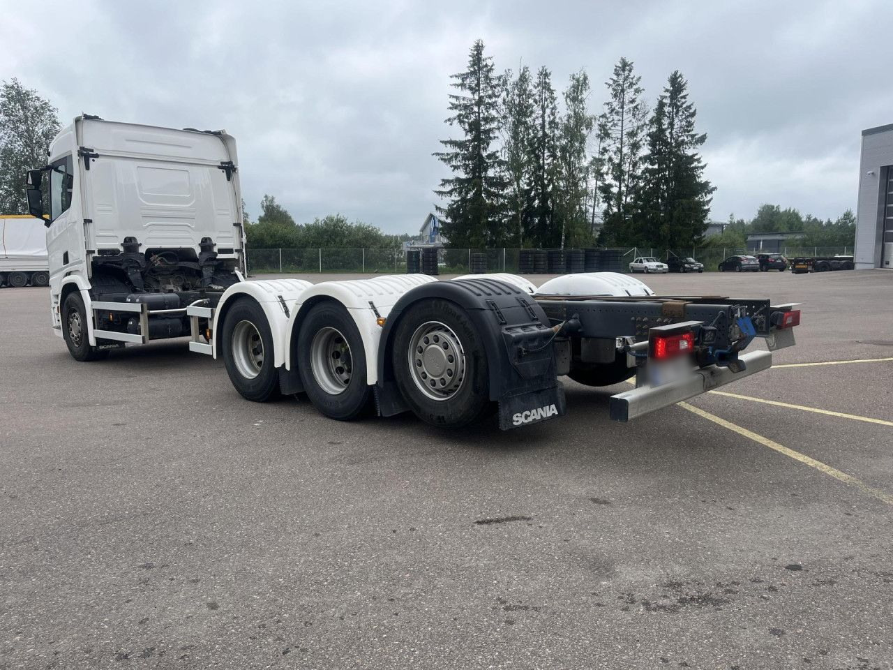 SCANIA R560 B8x4*4 / Chassis / sleeper cab / Power take-off - Chassis lastebil: bilde 2 SCANIA R560 B8x4*4 / Chassis / sleeper cab / Power take-off - Chassis lastebil: bilde 2