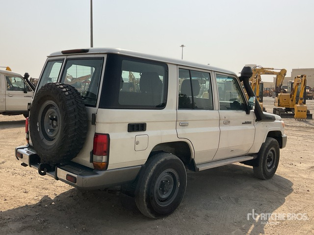 2014 Toyota Land Cruiser LX 76L 4x4 SUV - SUV: bilde 3 2014 Toyota Land Cruiser LX 76L 4x4 SUV - SUV: bilde 3