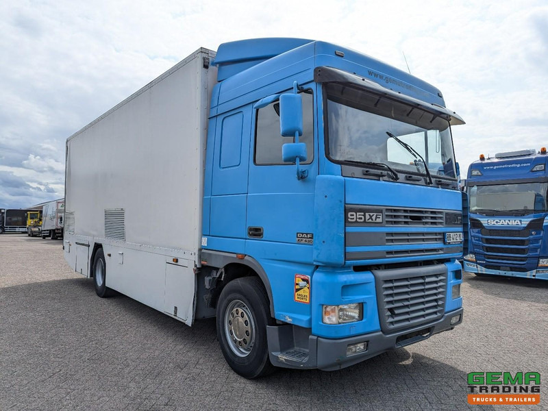 DAF XF95.430 4x2 Spacecab Euro2 - Retarder - Geslotenbak 7.7m - Handgeschakeld - Vangmuil - Skapbil: bilde 2 DAF XF95.430 4x2 Spacecab Euro2 - Retarder - Geslotenbak 7.7m - Handgeschakeld - Vangmuil - Skapbil: bilde 2