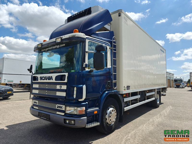 Scania P94D-260 4x2 Dagcab Euro2 - Handgeschakeld - Koel-Vriesbak 7.5m - Carrier Genesis R90 - Vangmuil - Lastebil med kjøl: bilde 1 Scania P94D-260 4x2 Dagcab Euro2 - Handgeschakeld - Koel-Vriesbak 7.5m - Carrier Genesis R90 - Vangmuil - Lastebil med kjøl: bilde 1