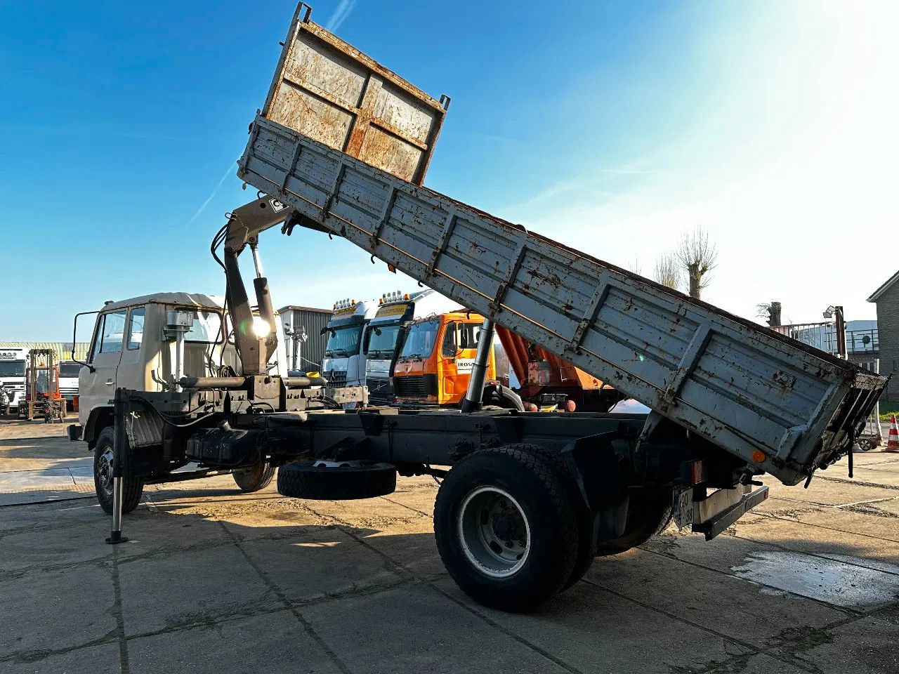 Toyota HINO 14T 4X2 Tipper+Crane Hiab 765 Spring/Spring - Tippbil: bilde 3 Toyota HINO 14T 4X2 Tipper+Crane Hiab 765 Spring/Spring - Tippbil: bilde 3